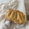 Bolsa Clutch Saco de Couro com Corrente Grossa Dourada