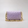 Bolsa Acolchoada de Couro Pequena com Corrente Dourada