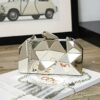 Clutch Metalizada Geométrica Com Alça De Corrente