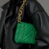 Bolsa Acolchoada de Couro Pequena com Corrente Dourada