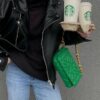 Bolsa Acolchoada de Couro Pequena com Corrente Dourada