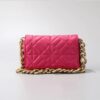 Bolsa Acolchoada de Couro Pequena com Corrente Dourada