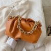 Bolsa Clutch Saco de Couro com Corrente Grossa Dourada