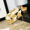 Clutch Metalizada Geométrica Com Alça De Corrente