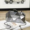 Clutch Metalizada Geométrica Com Alça De Corrente