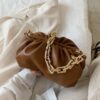Bolsa Clutch Saco de Couro com Corrente Grossa Dourada