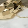 Clutch Metalizada Geométrica Com Alça De Corrente