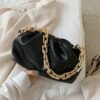 Bolsa Clutch Saco de Couro com Corrente Grossa Dourada