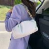 Bolsa Clutch Saco de Couro com Corrente Grossa Dourada