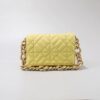 Bolsa Acolchoada de Couro Pequena com Corrente Dourada