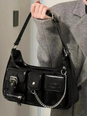 Bolsa de Ombro Feminina Preta com Correntes