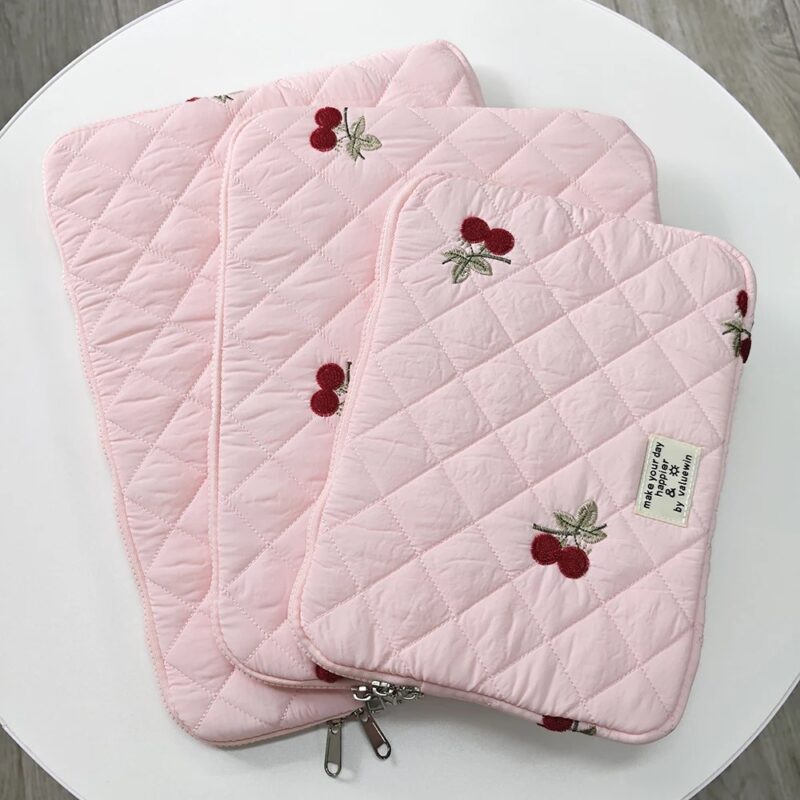 Capa para Notebook Bordada Cereja Rosa